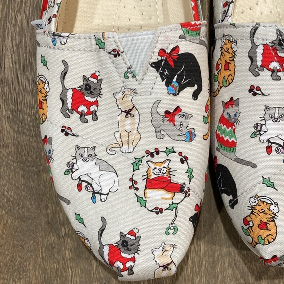 NWOT- Women’s Tom’s Belmont holiday cat shoes - Picture 2 of 6